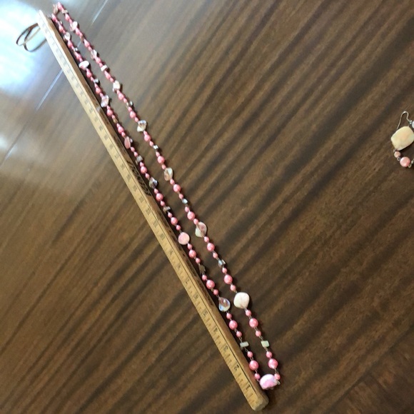 Pink  shell and faux pearl 36” necklace and matching hanging earrings - Picture 6 of 6